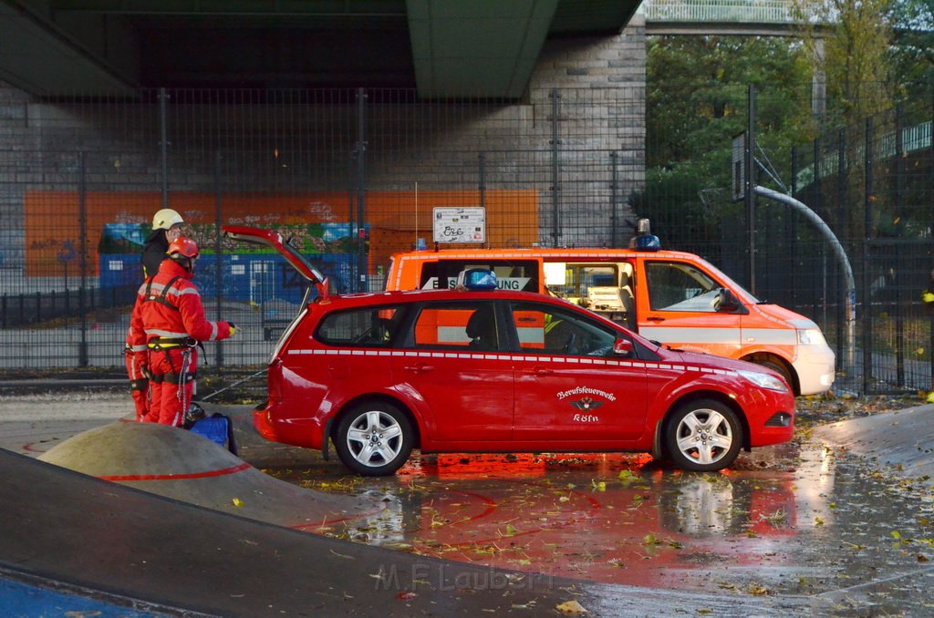 Einsatz BF Hoehenretter Koelner Seilbahn Hoehe Zoobruecke P2226.JPG